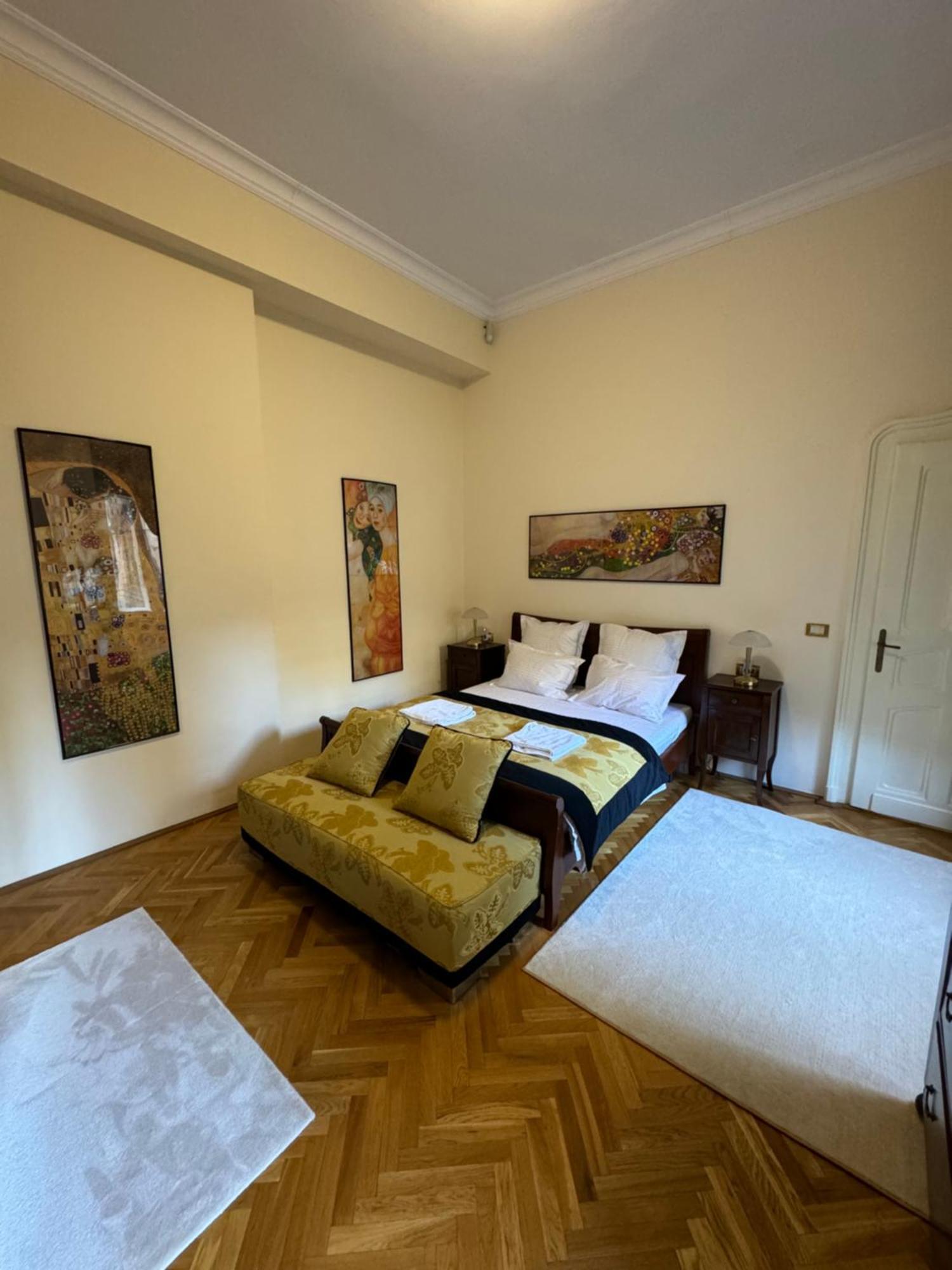 Charming & Lovely Downtown Apartment *